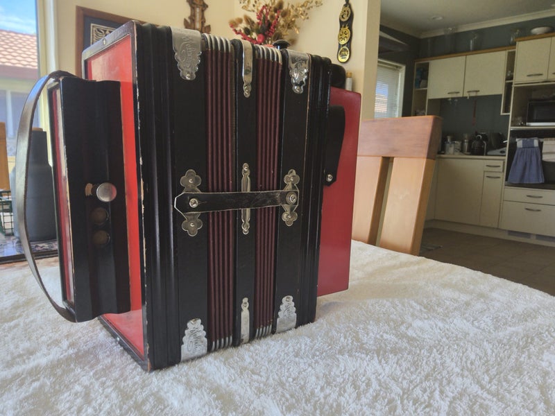 Button Accordion Carousel 2