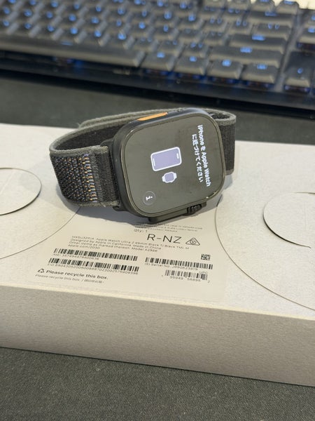 Apple Watch Ultra 2 - Black - 49mm Carousel 1