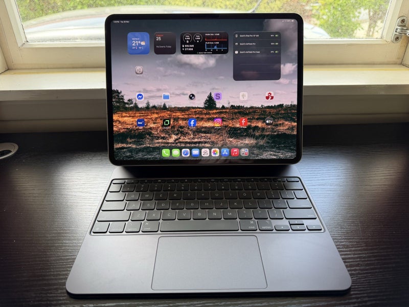 Apple 13” M4 iPad Pro with Cellular and Magic Keyboard64648825714945110