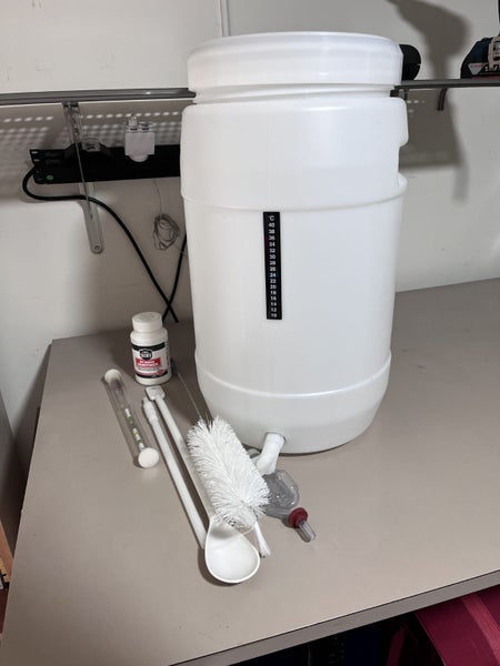 Beer brewing kit (Mangrove Jack's) + 50 flip-top glass bottles64734309218178110