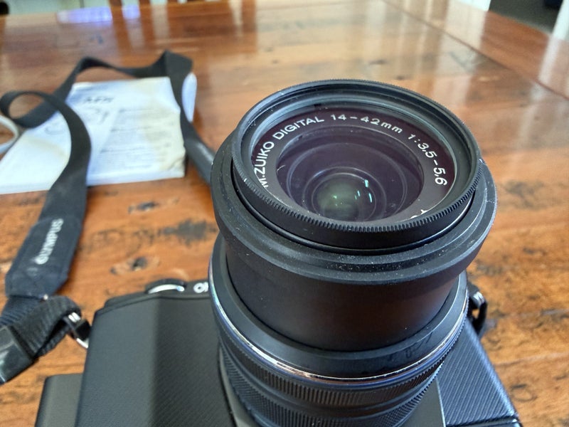 Olympus OM-D E-M5 + 14–42mm Lens – Excellent Condition, Battery/Charger, SD Card64678732104961111