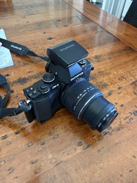 Olympus OM-D E-M5 + 14–42mm Lens – Excellent Condition, Battery/Charger, SD Card64678732104961112