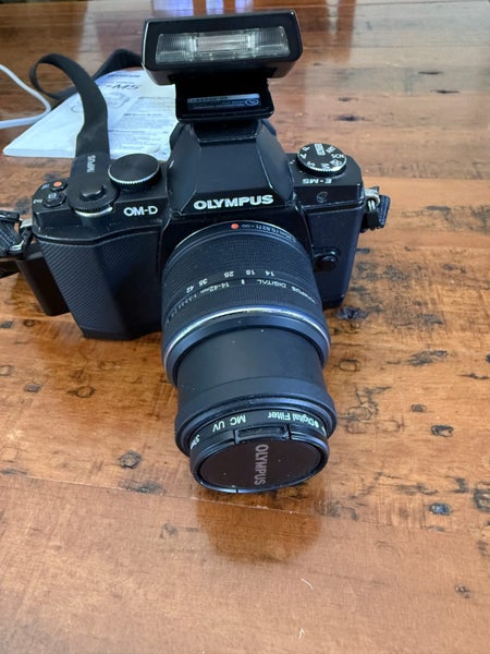 Olympus OM-D E-M5 + 14–42mm Lens – Excellent Condition, Battery/Charger, SD Card64678732104961113