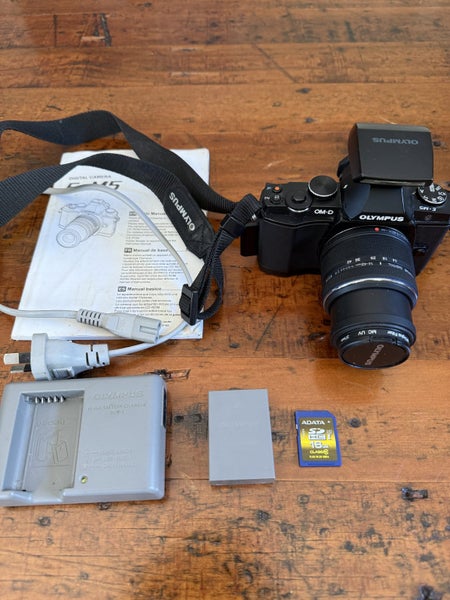 Olympus OM-D E-M5 + 14–42mm Lens – Excellent Condition, Battery/Charger, SD Card64678732104961110