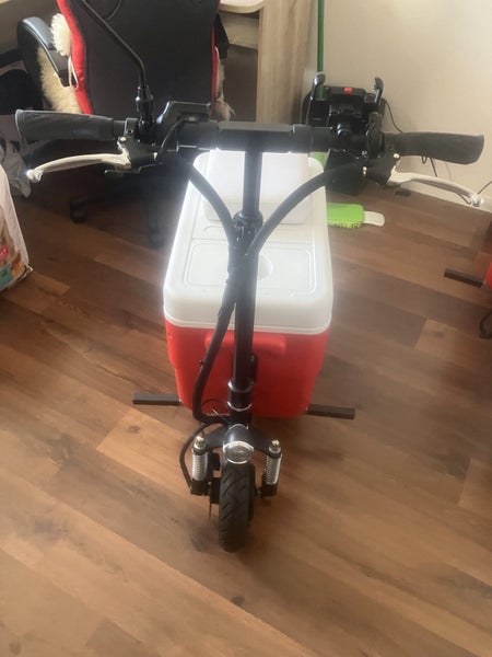 Ride on battery powered Cruzin cooler chilly bin two available brand new Carousel 2