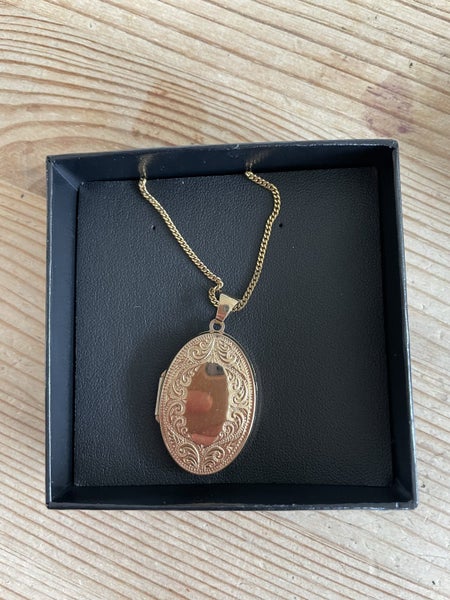 9ct gold large locket on 9ct gold chain Carousel 1