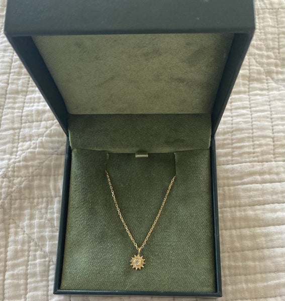 Zoe & Morgan - Sun necklace Carousel 2