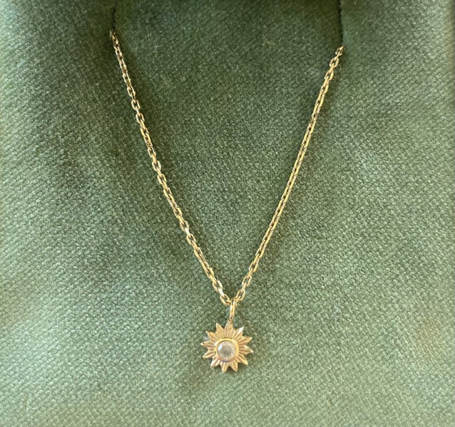 Zoe & Morgan - Sun necklace Carousel 1