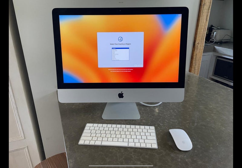 iMac 21.5 Inch Computer with Retina 4K Display Carousel 1