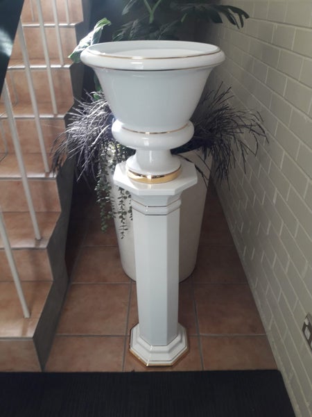 BEAUTIFUL URN AND PEDESTAL IMPORTED FROM AUSTRALIA WITH A GOLD ACCENT TRIM Carousel 3