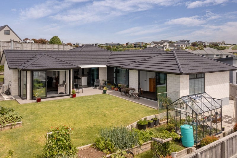 Contemporary Living with Panoramic Views64652103824001110