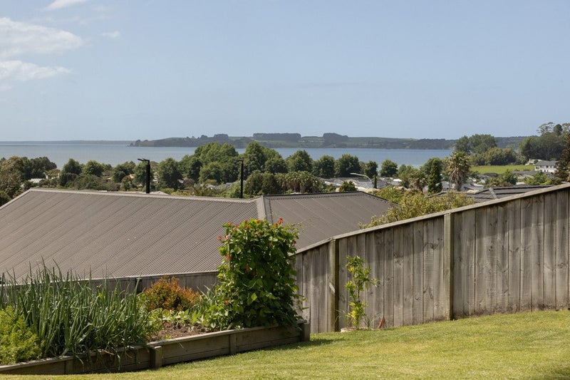 Contemporary Living with Panoramic Views64652103824001112