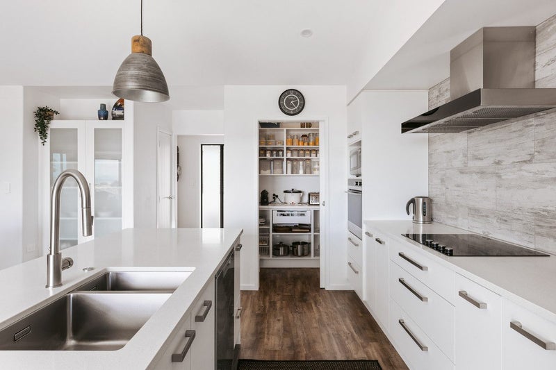 Contemporary Living with Panoramic Views64652103824001113