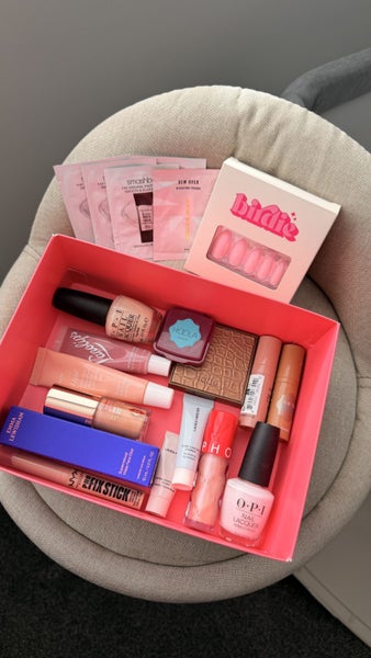 Makeup bulk- Laura mercier, benefit, Glow recipw, OPI, Emma Lewisham, Tarte etc Carousel 1