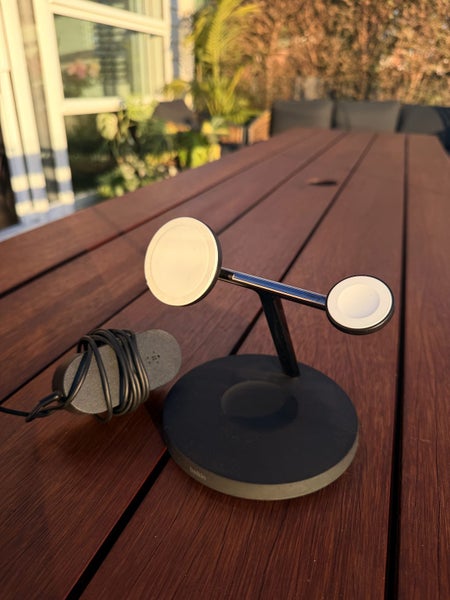 Belkin 3-in-1 wireless charging stand with magsafe64653241400194110