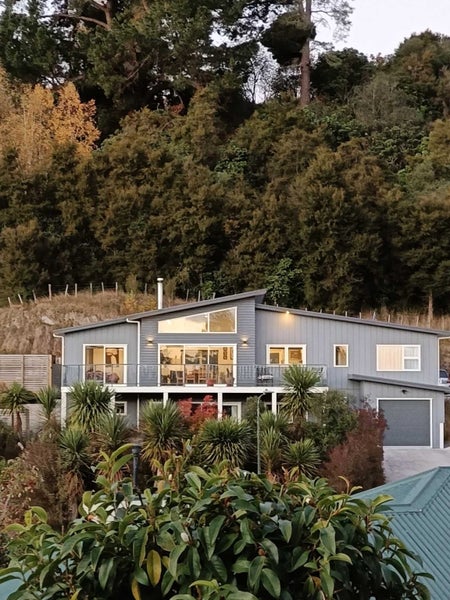 Quiet Oasis, close to the river, extra income64658207878531110