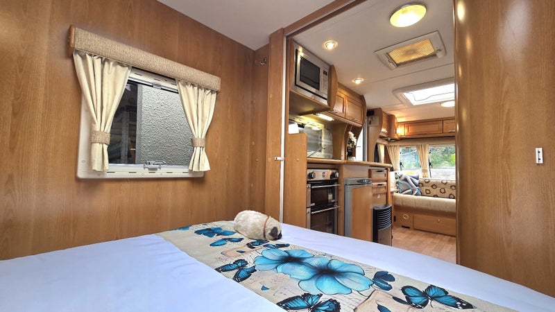 IT IS STUNNING COMPASS OMEGA 550 ISLAND BED!!64656496884994113