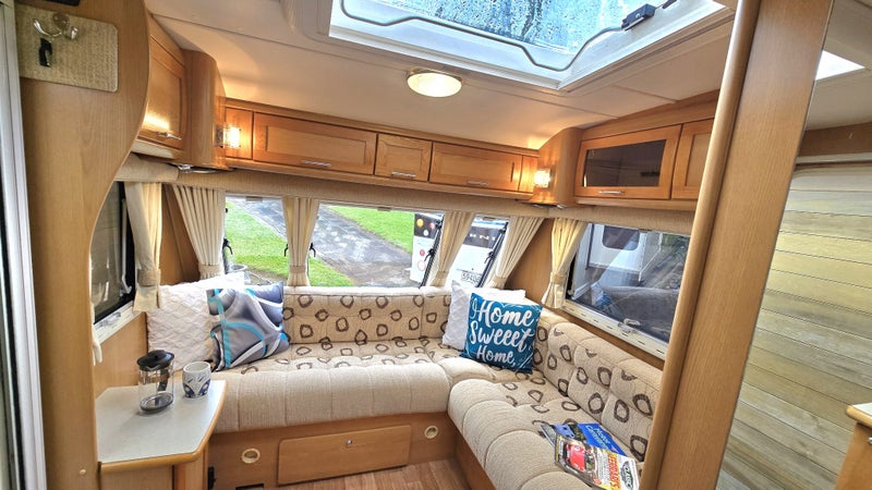 IT IS STUNNING COMPASS OMEGA 550 ISLAND BED!!64656496884994114