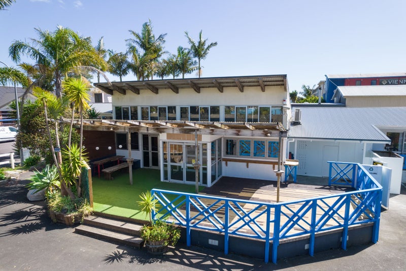 IMAGINE YOUR IDEAL BAR OR EATERY HERE!64658207980417112