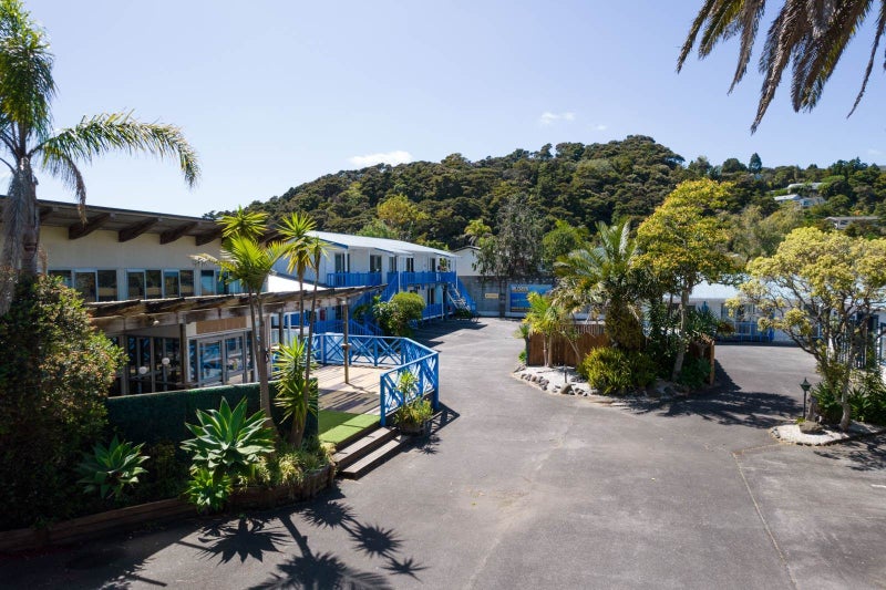 IMAGINE YOUR IDEAL BAR OR EATERY HERE!64658207980417111