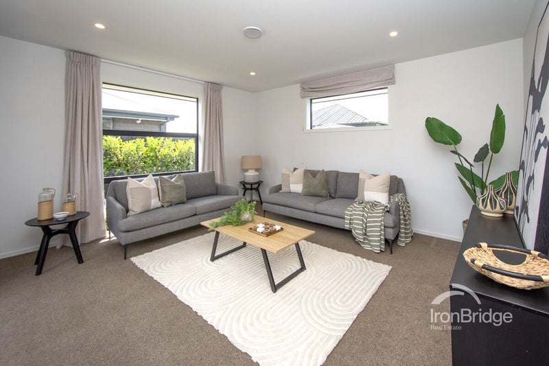 Sun-Soaked Sanctuary64658404945793114