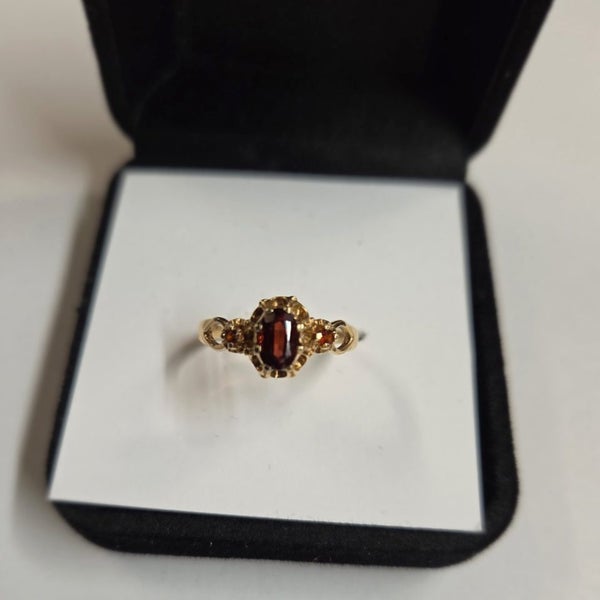 Antique 9ct Gold Garnet Ring Size M Carousel 1