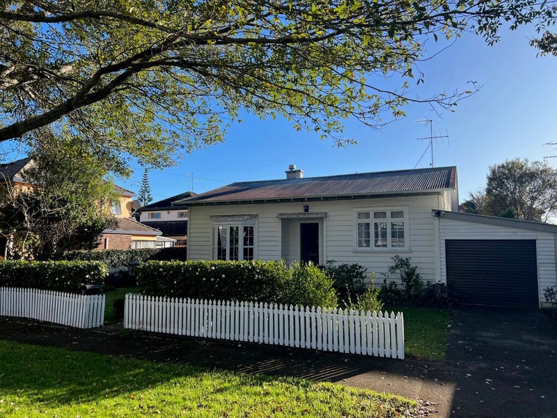 Royal Oak, 3 bedrooms64660373230210110