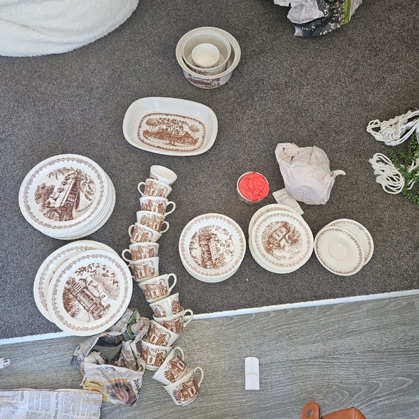 Crown lynn dinner set Carousel 1