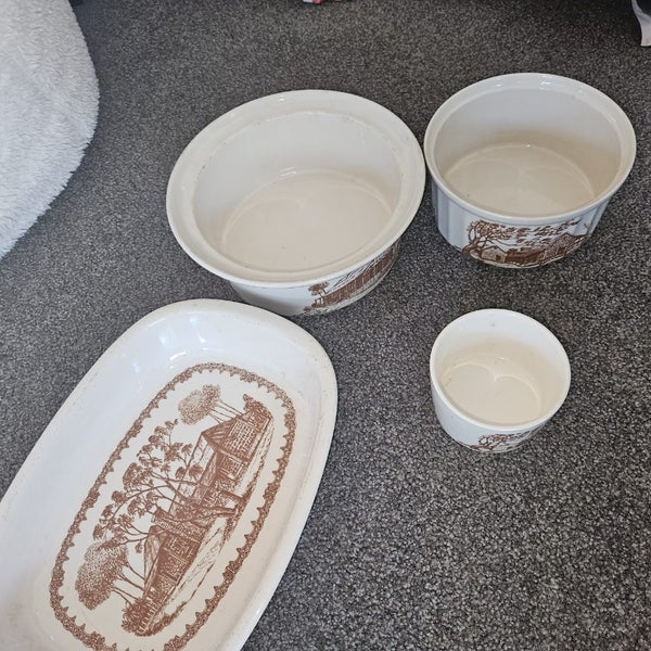 Crown lynn dinner set Carousel 2