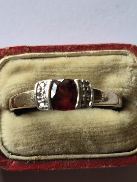 Ruby or garnet ring Carousel 1