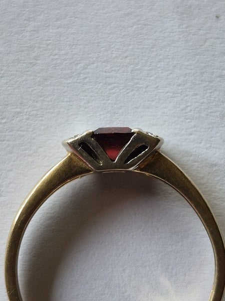 Ruby or garnet ring Carousel 2