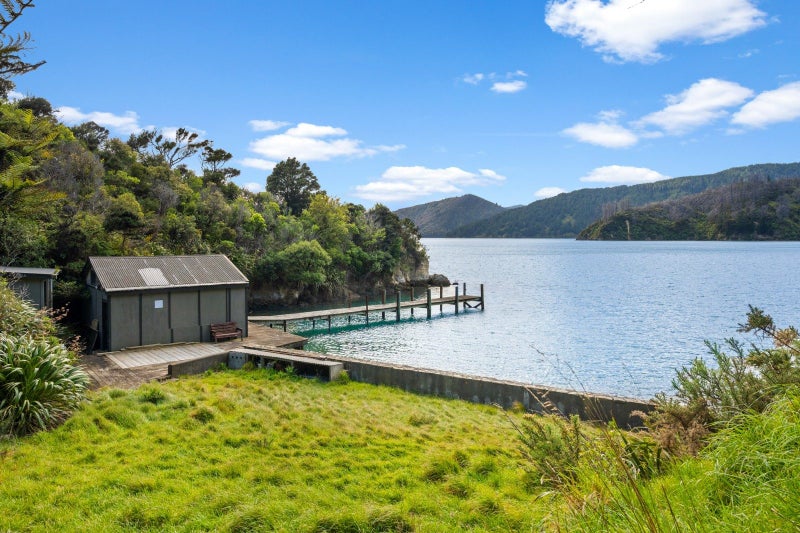 Unrivalled waterfront setting64661064606721110