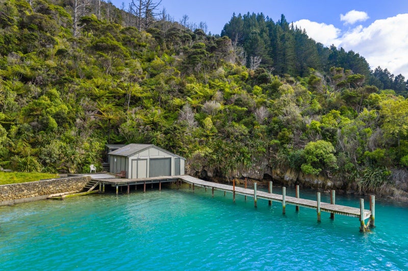 Unrivalled waterfront setting64661064606721111