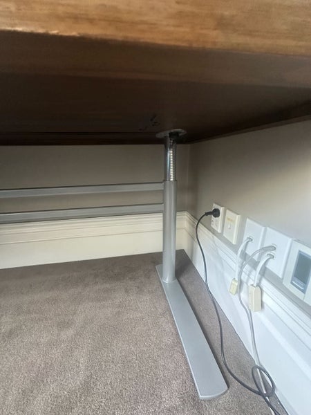 Adjustable workstation + ergonomic chair64661103796739114