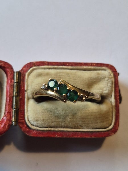 Vintage emerald and diamond ring Carousel 1