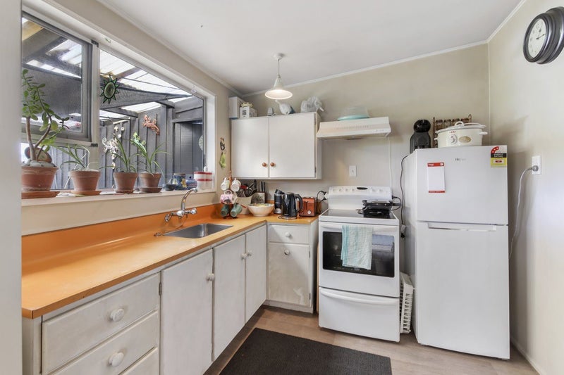 Superb Living at 9 Tipapa Place, Greta Valley64661255462530112