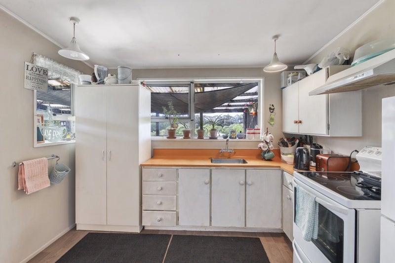 Superb Living at 9 Tipapa Place, Greta Valley64661255462530113