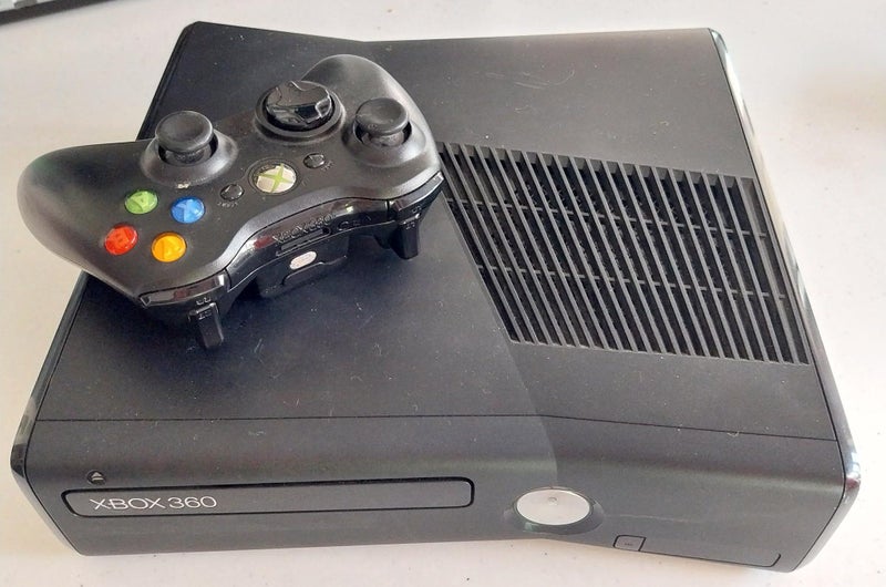 Xbox 360 S + Xbox 360 wireless controller (no power cable) Carousel 1