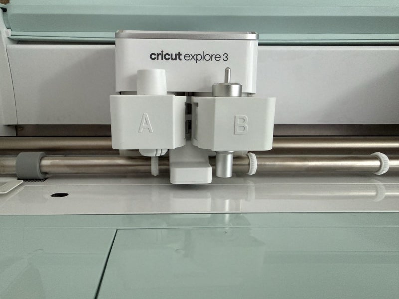 Cricut Explore 3 – Lightly Used + 4x Vinyl Rolls64662844280578112