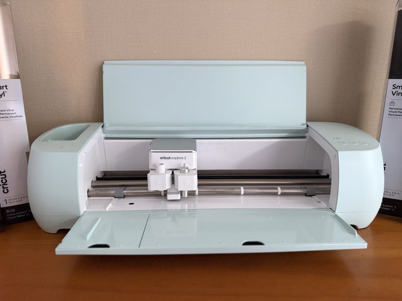 Cricut Explore 3 – Lightly Used + 4x Vinyl Rolls64662844280578111