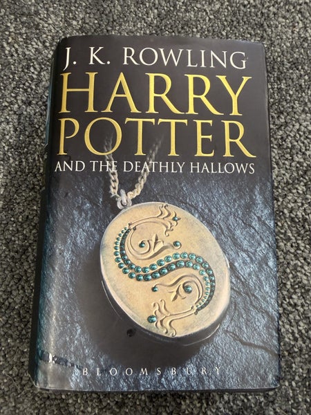 Harry Potter and the Deathly Hallows — First Edition (2007) Carousel 1