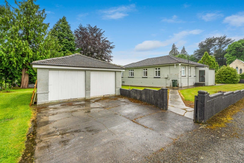 Classic Kiwi bungalow with personality plus64668882772994110