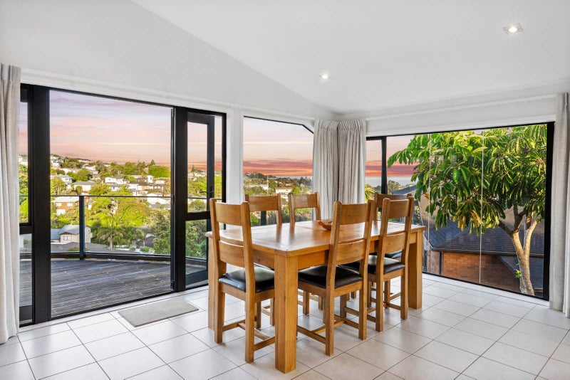 Stunning Family Home + Sea Views!64669788960899113