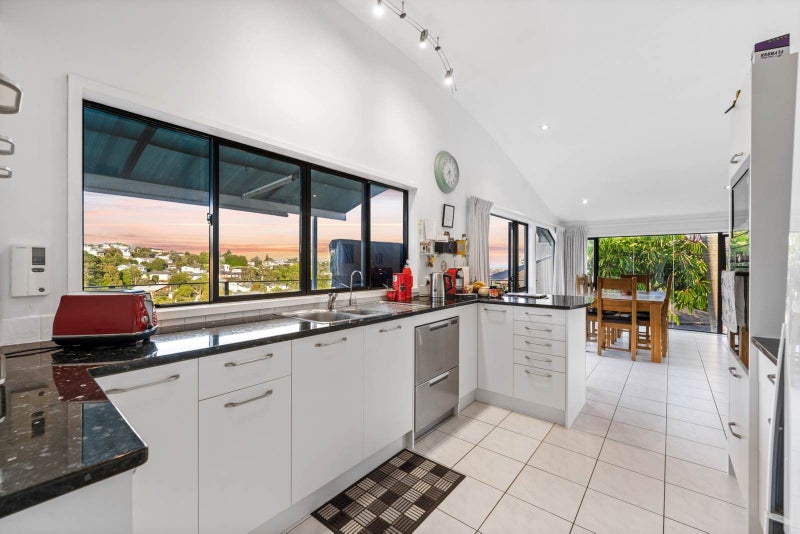 Stunning Family Home + Sea Views!64669788960899114