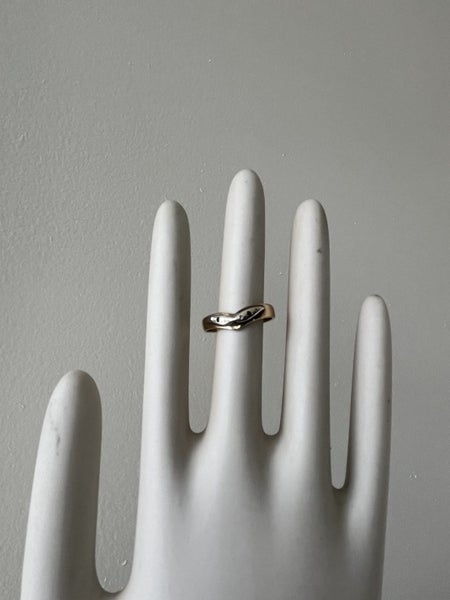 9ct Gold and Sapphire Ring Carousel 2