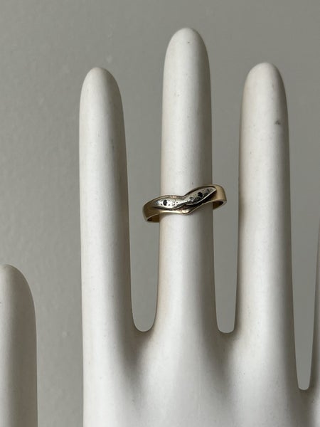 9ct Gold and Sapphire Ring Carousel 1