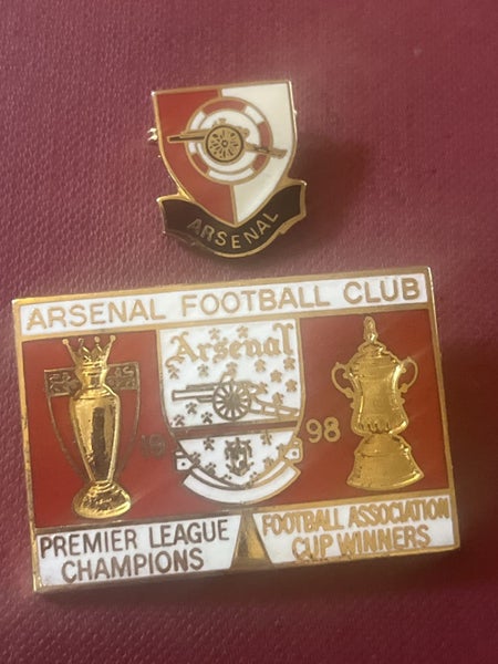 2 ARSENAL FOOTBALL CLUB BADGES / PINS Carousel 1