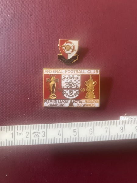 2 ARSENAL FOOTBALL CLUB BADGES / PINS Carousel 2