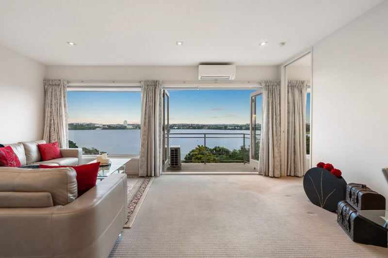 Sun-filled Living with Superb Views64670389836291114