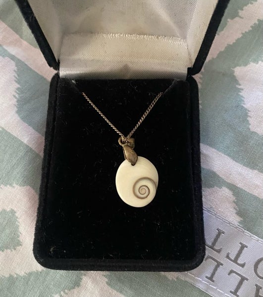 Cats eye shell necklace Carousel 1